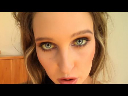 Schlampe Verbreitet Beine, Während Der Schwanz Ihren Arsch Tief Nach 