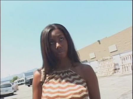 大家伙黑人暨在漂亮的荡妇脸上，他操了她的湿unt 