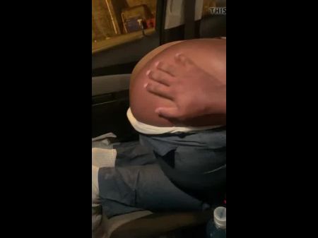 她要兜风。...所以她让我看一些屁股... 