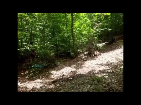 Pee sex al aire libre en el bosque 