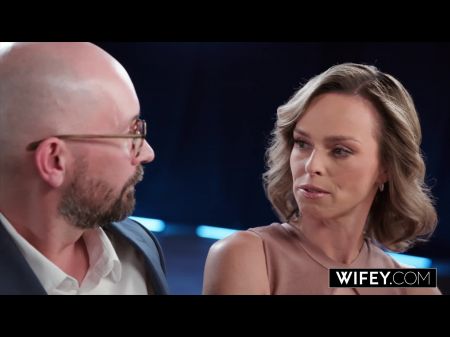 Wifey Wunderschöne Passform Hotwife Serenity Cox bekommt riesige Creampie in Dreier 