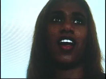 El excelente modelo negro obtiene una gran polla negra en la cama negra 