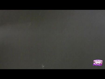 Morena provocativa mostrando sus grandes tetas naturales y cubriéndose con semen 