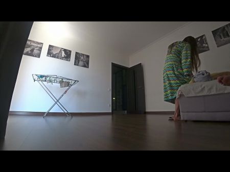 الخيانة الحقيقية. ستقى الزوجة على زوجها قبل أن يعود إلى المنزل. 