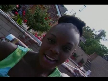 一个美丽的性爱录像带，有一个宽松黑色的荡妇女孩