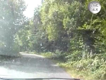 Heiße deutsche Blondine wird gefüllt, während er im Wald masturbiert 