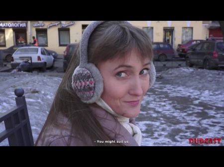 Hay La Oportunidad De Follar A La Chica Y El Agente No Lo Sopla 