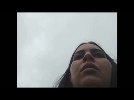 Nur ein hübsches Mädchen saugt und Finale in ihrem Mund 
