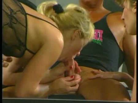 Personal Trainer Im Studio Mit Freunden Verfuehrt 