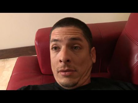 Stud Gibt Einem Heißen Baby Einen Knall Auf Ein Sofa, Während Sie Es Genießt 