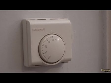 Hottie Get Hardcore مارس الجنس بواسطة الجد على الأريكة وتبتلع Jizz 