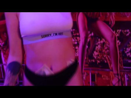 她跳舞了脱衣舞，并在所有洞中给了自己