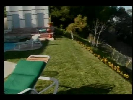 娇小的金发小鸡在户外他妈的之后得到面部护理