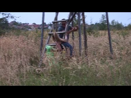 有吸引力的黑发宝贝在户外爆炸后遮盖了她的脸。德语