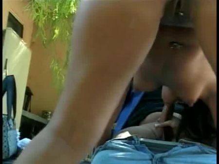 可爱的黑发女孩和活泼的山雀喜欢脸部坐着和性交