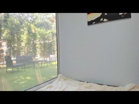 الفتاة الأوروبية المرنة المغرية تنتشر الساقين 