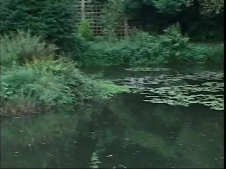 Heiße Brünette fickt gerne ziemlich gut im Freien 