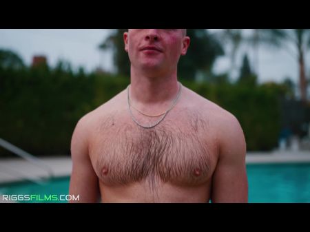 Modelo de fitness follando junto a la piscina 