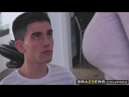 escena de notas altas protagonizada por Phoenix Marie y Jordi El   