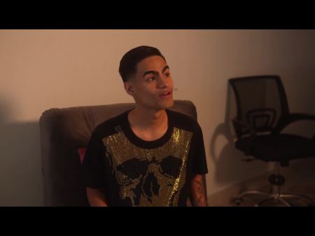 Milf fickt den jungen Fahrer ihres Mannes in Rache für seine Abwesenheit 