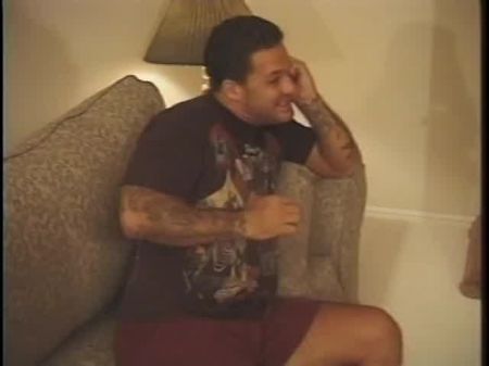 أبيض وأسود تشترك Petite Ebony Girl على الأريكة 