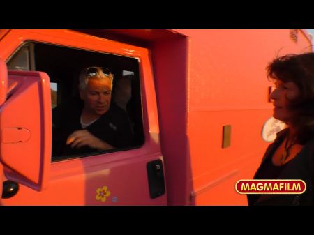 Amateur Milf wird im Auto gerammt 