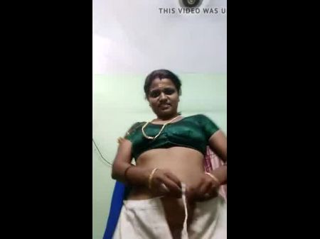 Тамильская тетя показывает горячие сиськи 