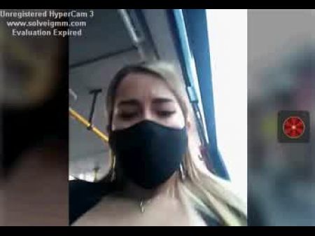 Mädchen in einem Bus zeigt ihre Titten, riskant 