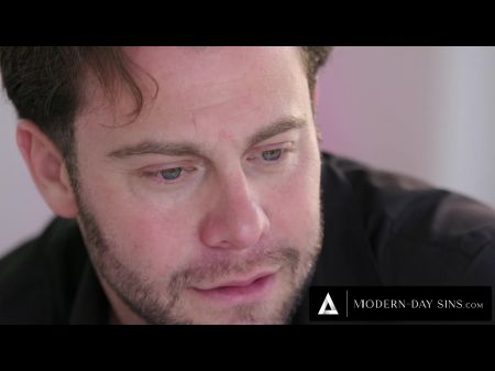 أبي المتلصص الحديثة يشاهد المراهق مربية كيمي كيم من العادة السرية من خلال الكاميرا 