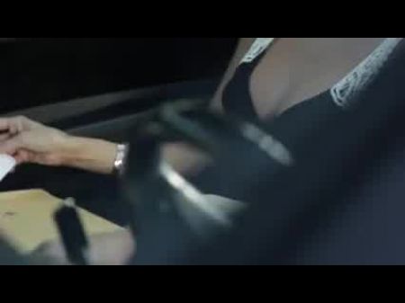 Puta rubia sexy Jessica chupa y folla al hombre en convertible 