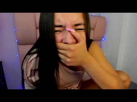 Dulce Joven Con Una Cara Bonita Retorcida De Placer Y Gemidos Como La Pequeña Puta Cachonda Que Está Mientras Se Masturba 