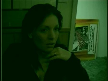 Geile Babe bekommt sich einen schönen harten Fick auf der Couch von geilen Hengsten 