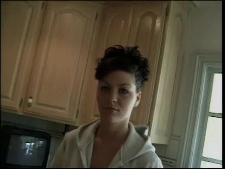 饥饿的丰满金发女同性恋让女友舔她的小粉红色猫