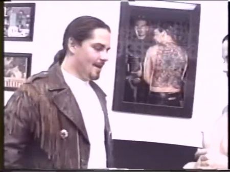 角质宝贝mo吟着她的可爱猫被一根巨大的杆子撞了