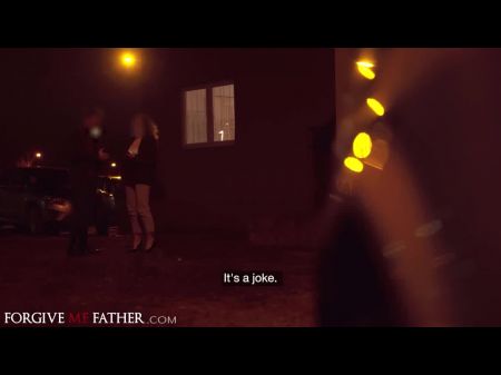 La camarera en un descanso con excelentes tetas naturales se jode bruscamente en una camioneta 