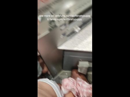 公共火车厕所口交和小便吞咽