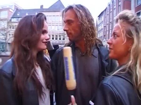 Ein sexy Brünette Babe aus Deutschland bekommt ihre rasierte Twat mit Sperma 