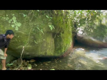 Me masturbo ver a una chica desconocida mientras se moja en el lago y termino follándola con   y ​​corriéndose sobre su trasero. 