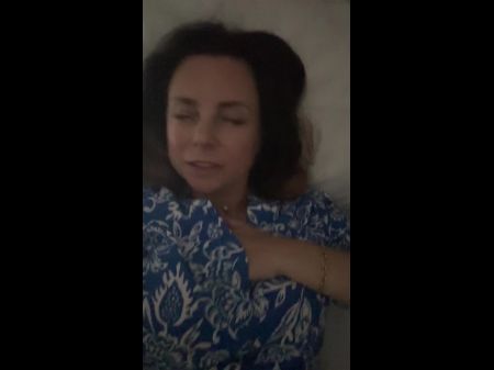 我都躺在火车上湿透了，抚摸自己并触摸我的乳房