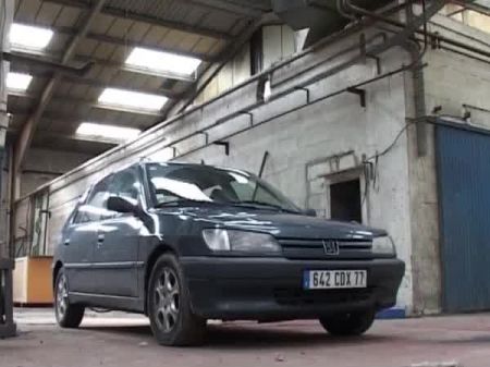 令人惊叹的黑发法国贝贝在公共停车场业余