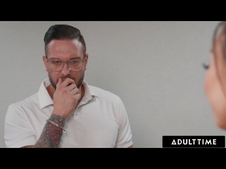 Slutty Student Kimmy Kimm hat im Unterricht masturbieren und vom Lehrer auf dem Schreibtisch gefickt 