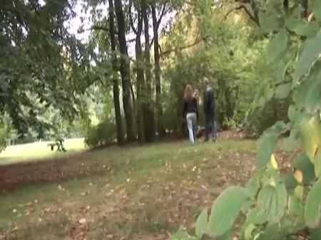 Super vollbusige Dame aus Deutschland bekommt ihren runden Arsch mit Sperma im Freien bedeckt 