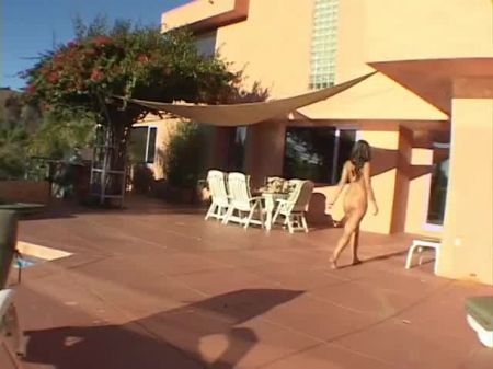 La chica morena se inclina por una gran polla y follada Doggystyle 