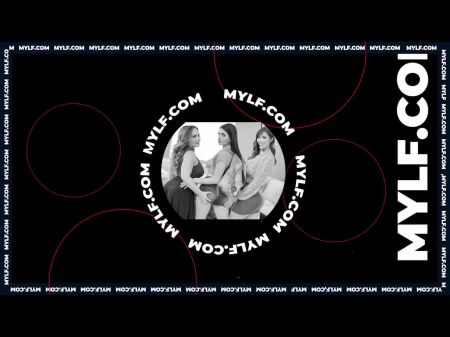 تنقل سكرتيرة الأبنوس ثونغها وترربها من توين عصير لرئيسها قرنية أثناء وجوده على الهاتف 