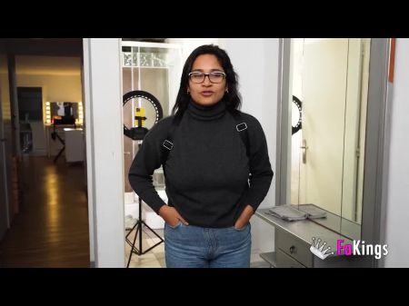 Пухлая латинская малышка дебютирует в порно с большим членом 