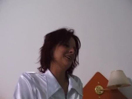 Milf Streift Nackt Im Hotelzimmer Und öffnet Ihre Schlanken Oberschenkel 