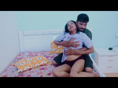 Desi Indian Girl在电话上看色情片时指着她的猫，然后她的朋友被男友操了她