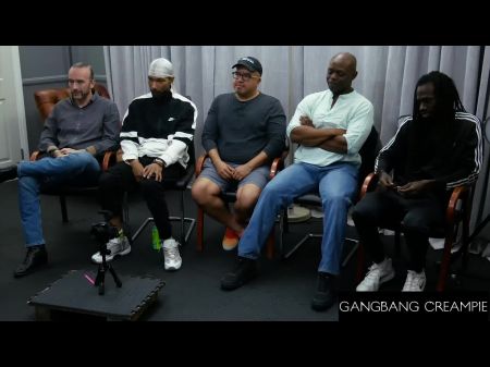 Big Tittied Bubble Butt Blonde wird in Gangbang cremprodiert 