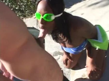 Ebony con tetas caídas tiene polla junto a la piscina 