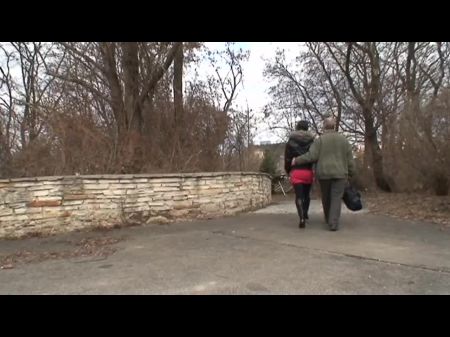 一个成熟的人看到一个年轻的妓女，想他妈的她